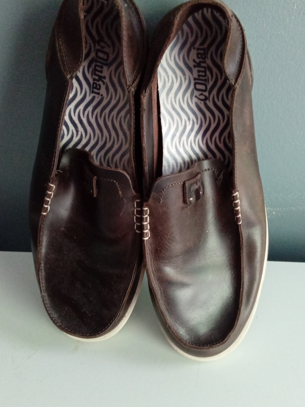 OluKai Moloa Dark Wood Leather Slip On Loafers Mens Shoes